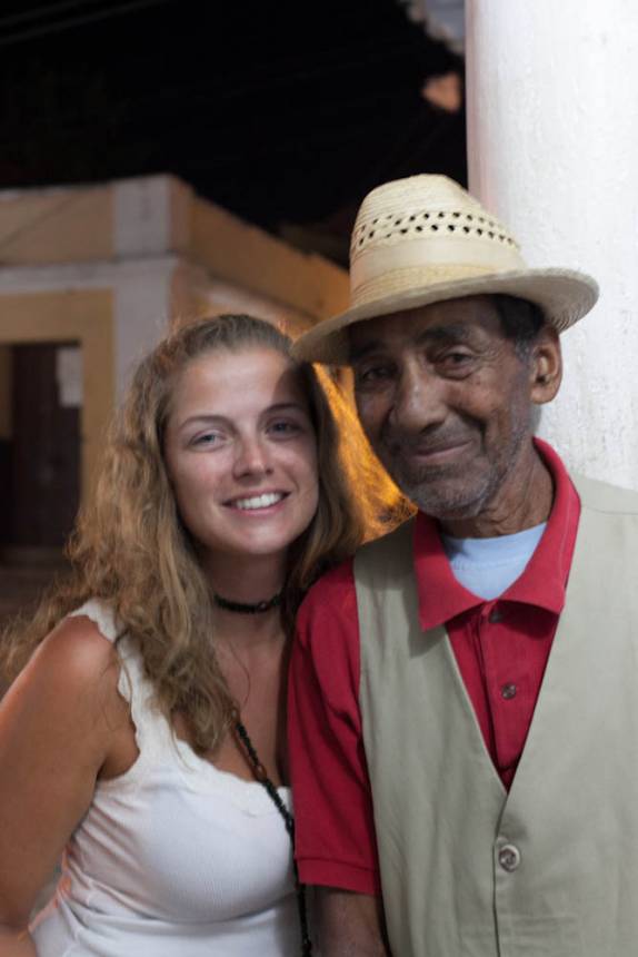 Novo amigo na Casa de La Trova de Trinidad - Cuba (foto de Laura Schunemann)